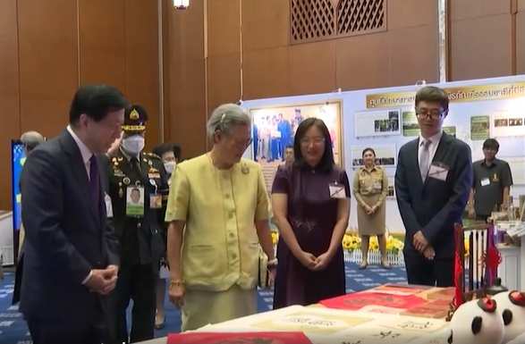 泰国外交部“小大使”基金会举办成立25周年庆祝活动 诗琳通公主向中国大使颁发纪念牌