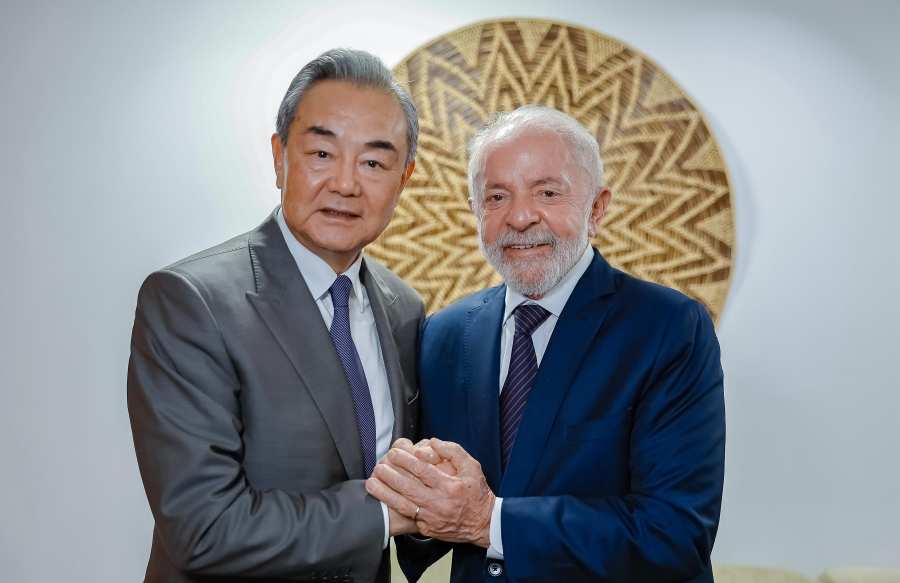 巴西总统卢拉会见中国外交部长  钦佩中方坚定有力反制美国“对等关税” 
