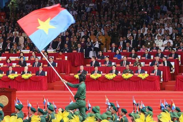 越南南方解放、国家统一50周年阅兵游行活动在胡志明市隆重举行