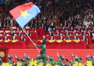 越南南方解放、国家统一50周年阅兵游行活动在胡志明市隆重举行