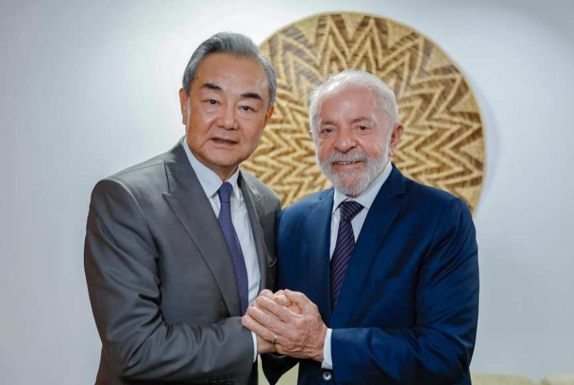 巴西总统卢拉会见中国外交部长  钦佩中方坚定有力反制美国“对等关税” 