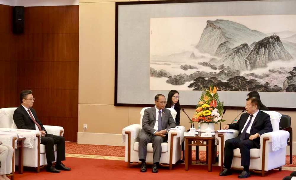 中国江苏省副省长方伟会见缅甸驻华大使吴丁貌瑞和中国—东盟中心秘书长史忠俊 