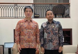 中国驻泗水总领事徐永会见印尼梭罗市新任市长阿尔迪延多