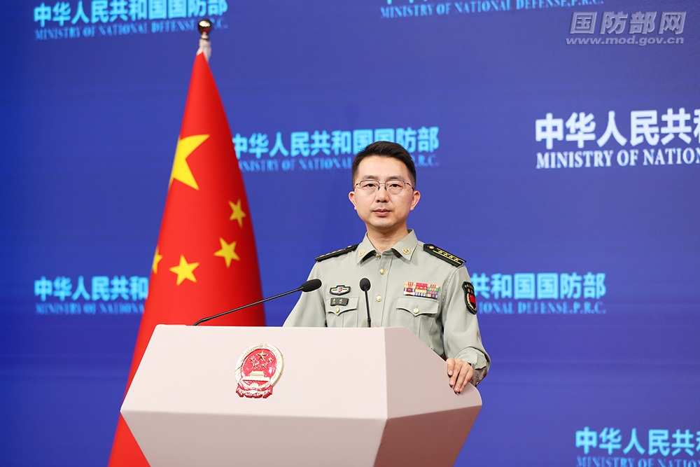 菲律宾频派军舰闯黄岩岛海域 中国国防部要求菲方停止一切挑衅 否则自食苦果