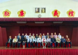 中国驻文莱大使肖建国同马来奕华社友好交流