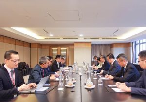 中国贸促会会长任鸿斌在吉隆坡分别会见东盟秘书长和海合会秘书长
