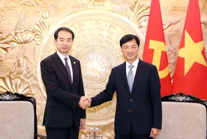 中国驻越南大使何炜分别拜会越共中央检查委员会主任、越南国会财经委员会主任