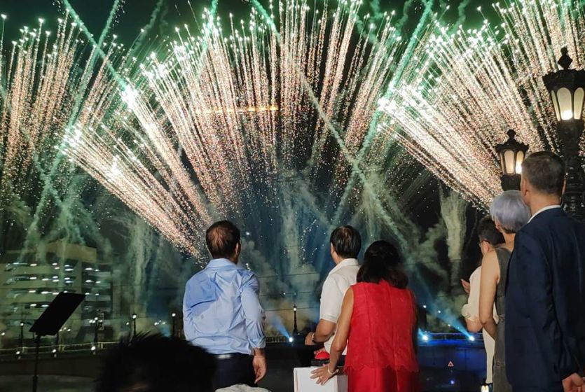 菲律宾总统举办庆祝中菲建交50周年灯光烟火秀