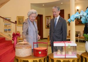 中国驻柬埔寨大使汪文斌祝贺柬埔寨太后莫尼列90寿辰 转达中国领导人祝福