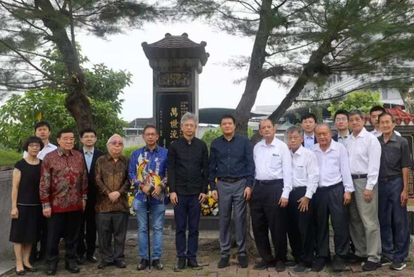 中国驻印尼大使向棉兰抗日英雄纪念碑敬献花篮 当地官员与华侨华人代表出席