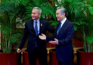 中国外长王毅会见新加坡外长维文