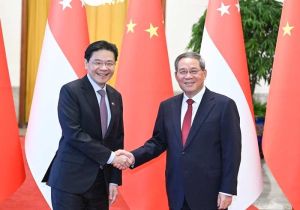 中国总理李强同新加坡总理黄循财会谈