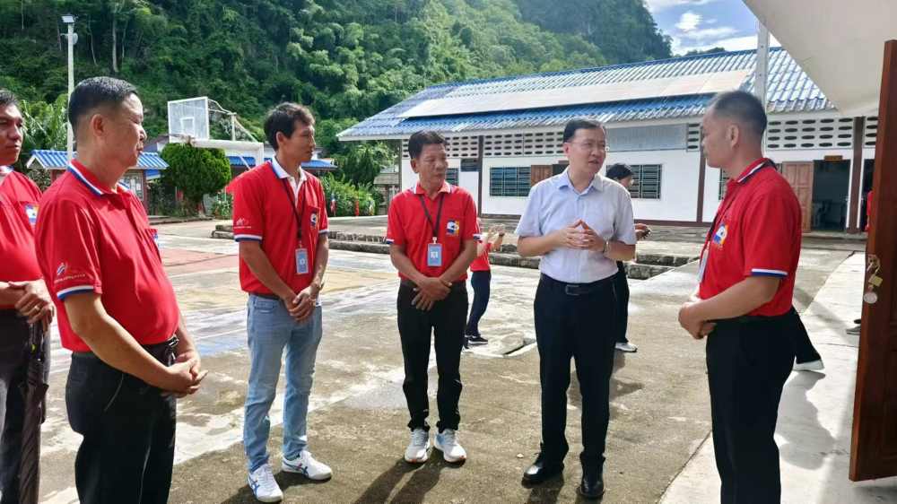 中国驻清迈总领事陈海平走访泰国夜丰颂府华文学校