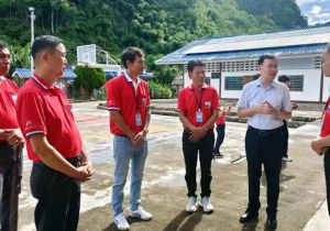 中国驻清迈总领事陈海平走访泰国夜丰颂府华文学校
