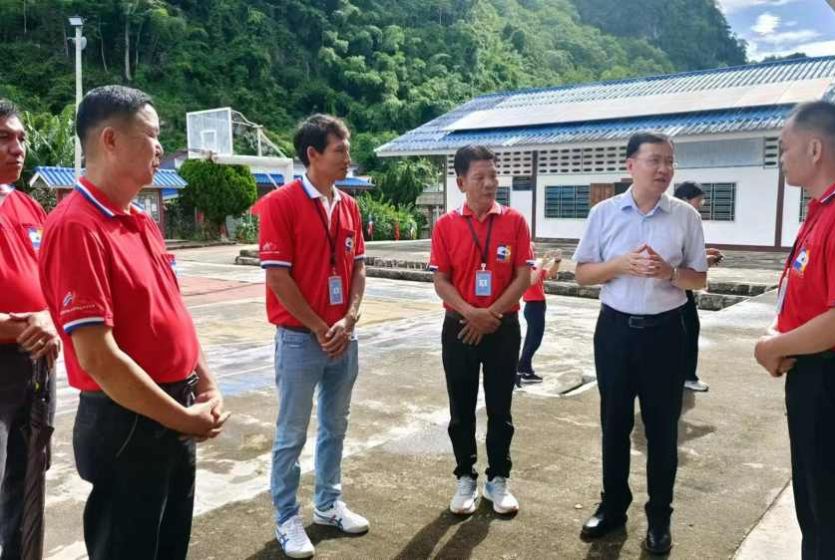 中国驻清迈总领事陈海平走访泰国夜丰颂府华文学校