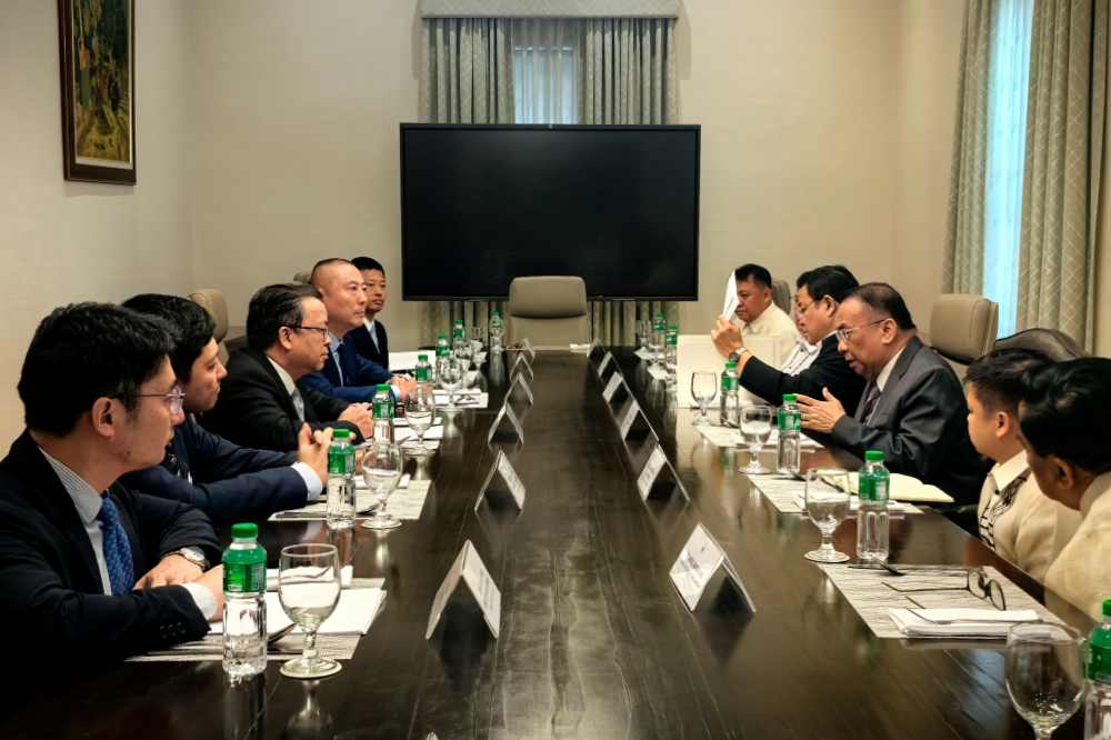 中国驻菲律宾大使黄溪连会见菲律宾文官长、总统反有组织犯罪委员会主席贝萨明 