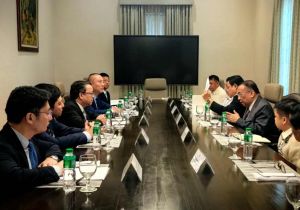 中国驻菲律宾大使黄溪连会见菲律宾文官长、总统反有组织犯罪委员会主席贝萨明 