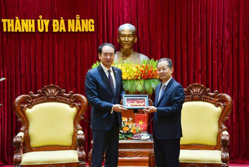 中国驻越南大使何炜会见越南岘港市委书记阮文广