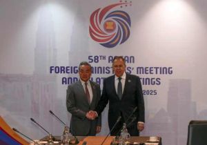 中国外长王毅会见俄罗斯外长拉夫罗夫
