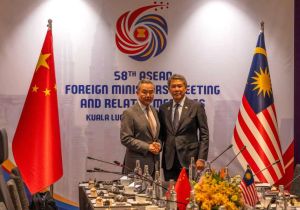 中国外长王毅会见马来西亚外长穆罕默德