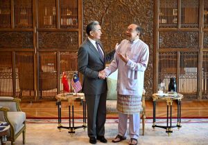 马来西亚总理安瓦尔会见中国外长王毅：对华友好是马来西亚政府和人民的共识