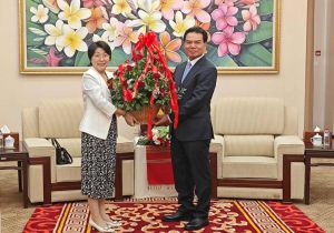 中国驻老挝大使方虹拜会新任老挝党中办主任佩·蓬皮帕