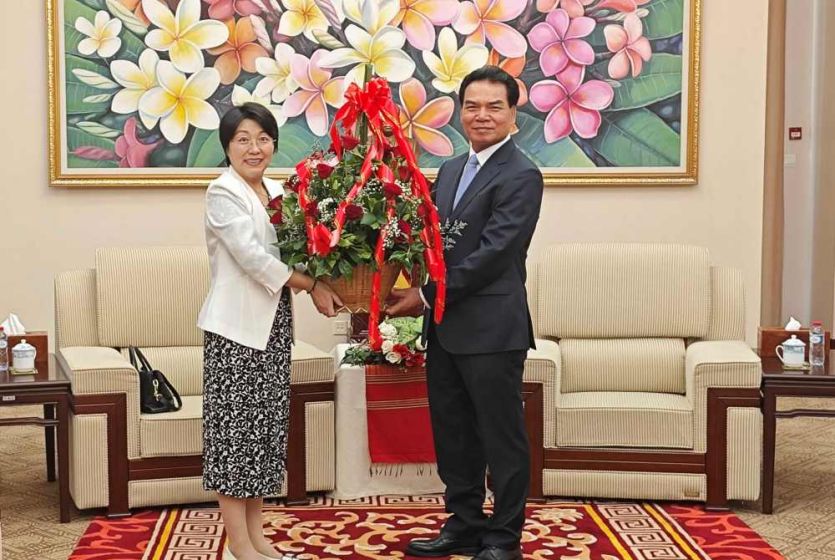 中国驻老挝大使方虹拜会新任老挝党中办主任佩·蓬皮帕