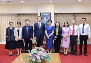 中国驻越南大使何炜会见越南通讯社社长武越庄