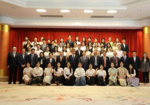 中国驻柬埔寨大使馆和柬华理事总会为援柬中国教师举行离任座谈会