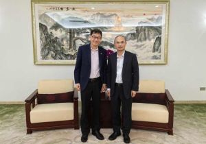 中国驻新加坡大使曹忠明会见新加坡科技设计大学校长方国光