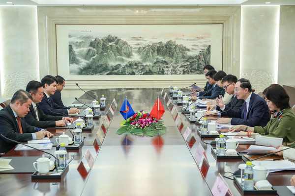 中国外交部副部长孙卫东同东盟秘书长高金洪就中国东盟合作交换意见