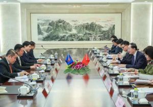 中国外交部副部长孙卫东同东盟秘书长高金洪就中国东盟合作交换意见