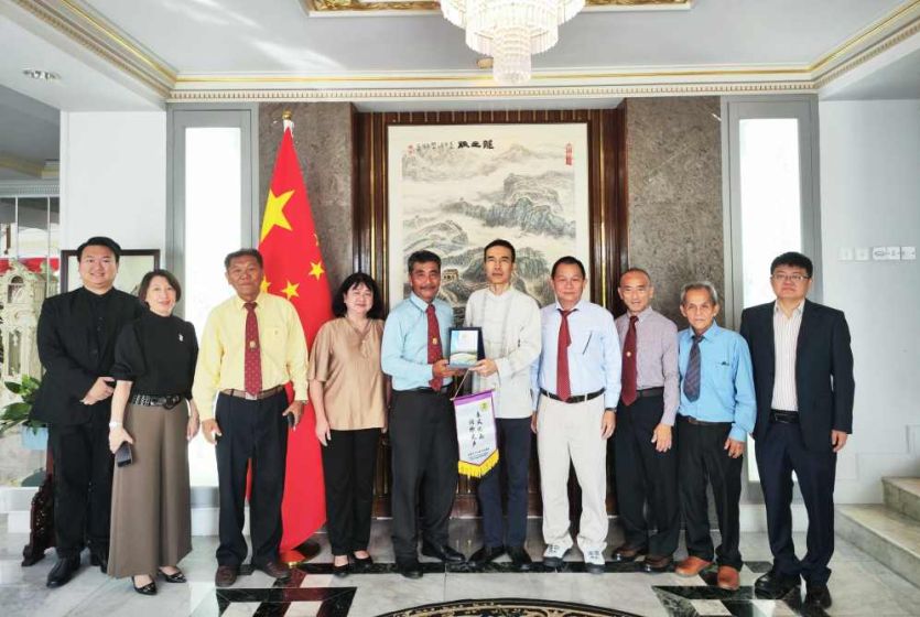 中国驻文莱大使肖建国与文莱九汀中华学校新一届董事会进行交流