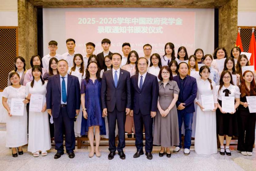 中国驻越南使馆举行2025年中国政府奖学金录取通知书颁发仪式