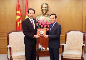 中国驻越南大使何炜会见越共中央书记处书记、中央政策战略部部长陈流光 