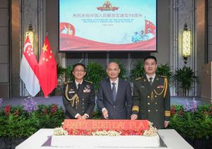 中国驻新加坡使馆举行庆祝中国人民解放军建军98周年招待会