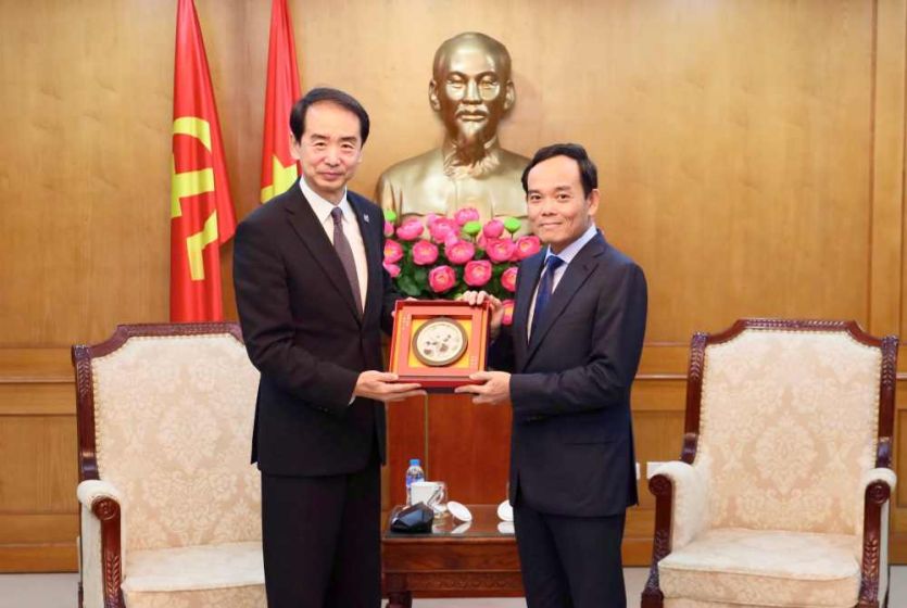 中国驻越南大使何炜会见越共中央书记处书记、中央政策战略部部长陈流光 