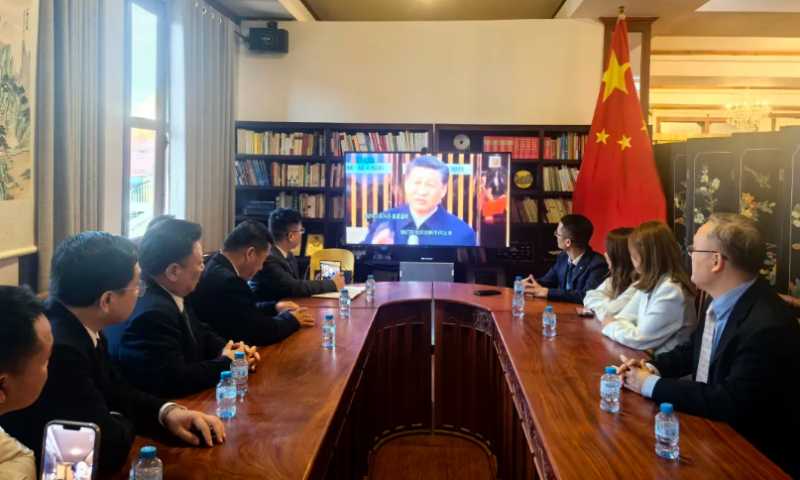 中国驻琅勃拉邦总领事张社平同老挝琅勃拉邦中国商会进行交流