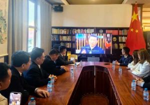 中国驻琅勃拉邦总领事张社平同老挝琅勃拉邦中国商会进行交流