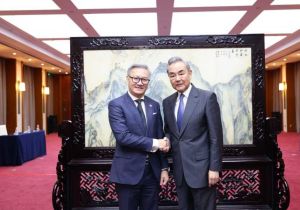 中国外交部长王毅会见老挝外长通沙万 双方要加快中老铁路提质升级，推动中老泰联通构想落地