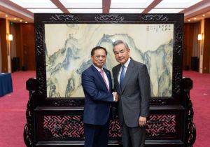 中国外交部长王毅会见越南副总理兼外长裴青山 双方就南海问题等交换意见