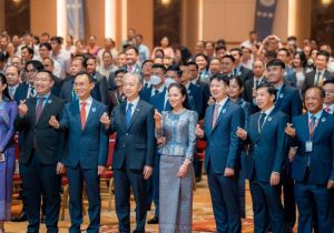 中国驻柬埔寨大使汪文斌出席2025年洪森亲王与夫人奖学金赴华留学生欢送会暨毕业生庆典活动