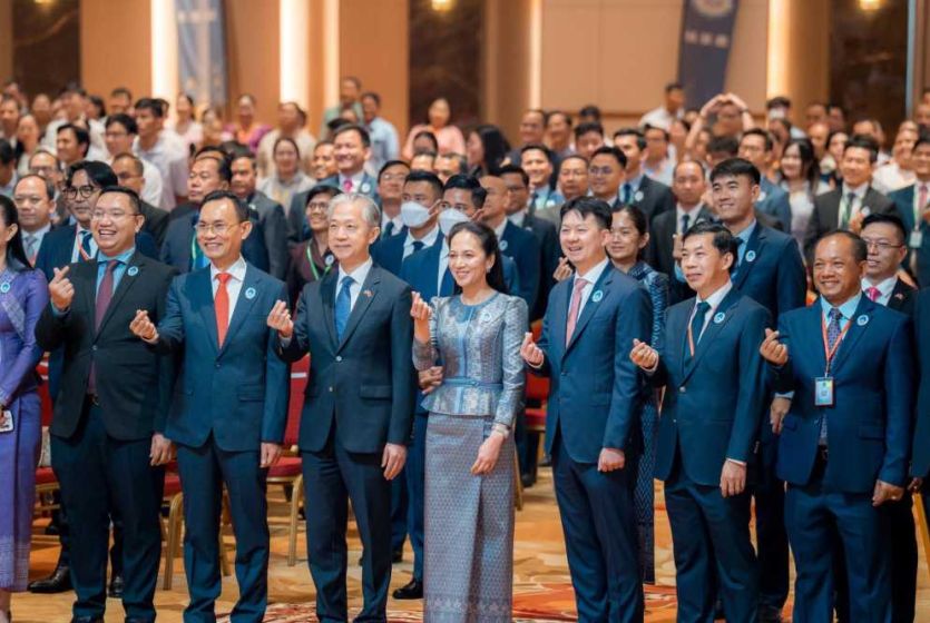 中国驻柬埔寨大使汪文斌出席2025年洪森亲王与夫人奖学金赴华留学生欢送会暨毕业生庆典活动