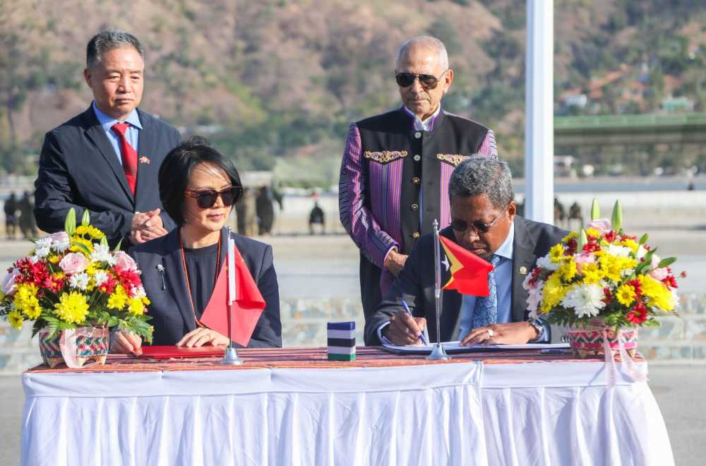 中国驻东帝汶大使王文丽同东帝汶国防部长签署援东帝汶中东友谊医院项目换文