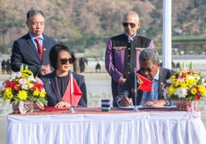 中国驻东帝汶大使王文丽同东帝汶国防部长签署援东帝汶中东友谊医院项目换文