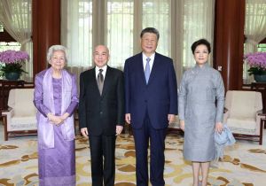 中国国家主席习近平夫妇会见柬埔寨国王西哈莫尼和太后莫尼列 中柬两国要更加坚定地站在一起