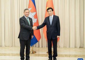 中国全国政协主席王沪宁会见柬埔寨首相洪玛奈