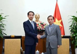 中国驻越南大使何炜拜会越南代理外交部长黎怀忠
