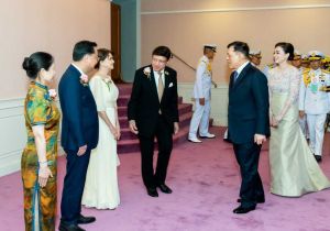 中国驻泰国大使张建卫夫妇陪同泰国国王和王后观看中国杂技团演出