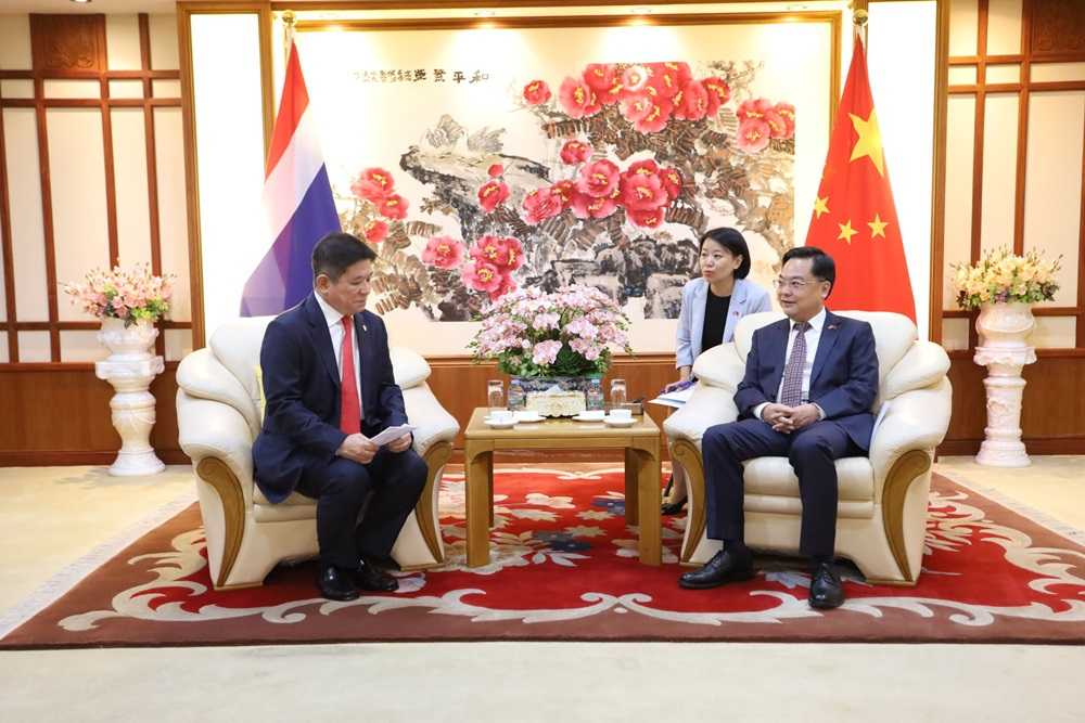 中国驻泰国大使张建卫在使馆会见泰国唐人街华商联谊会会长吴伟实